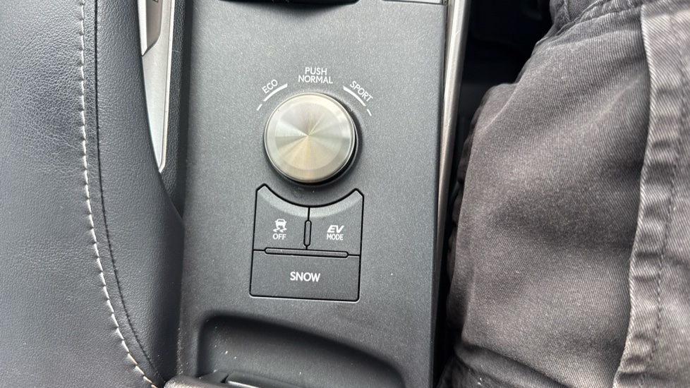 Lexus IS 300h Advance 4dr CVT Auto Hybrid Saloon - Image 48
