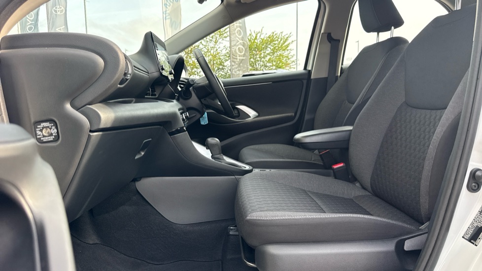 Toyota Yaris 1.5 Hybrid Icon 5dr CVT Hybrid Hatchback - Image 5