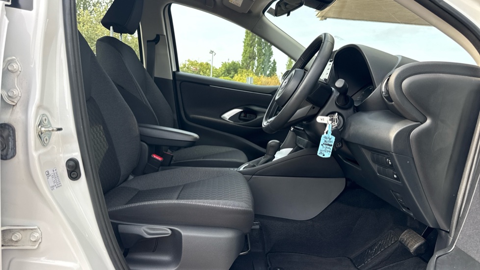 Toyota Yaris 1.5 Hybrid Icon 5dr CVT Hybrid Hatchback - Image 12