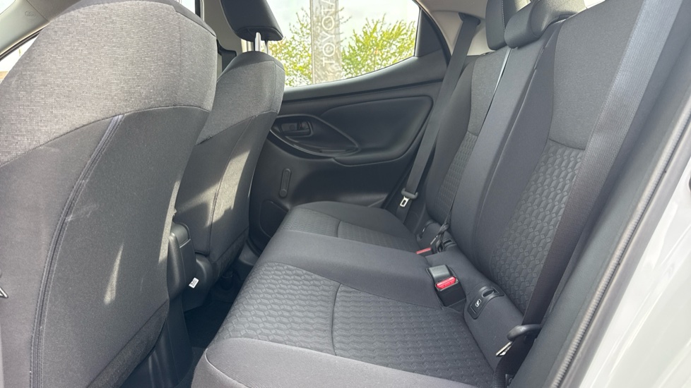 Toyota Yaris 1.5 Hybrid Icon 5dr CVT Hybrid Hatchback - Image 15