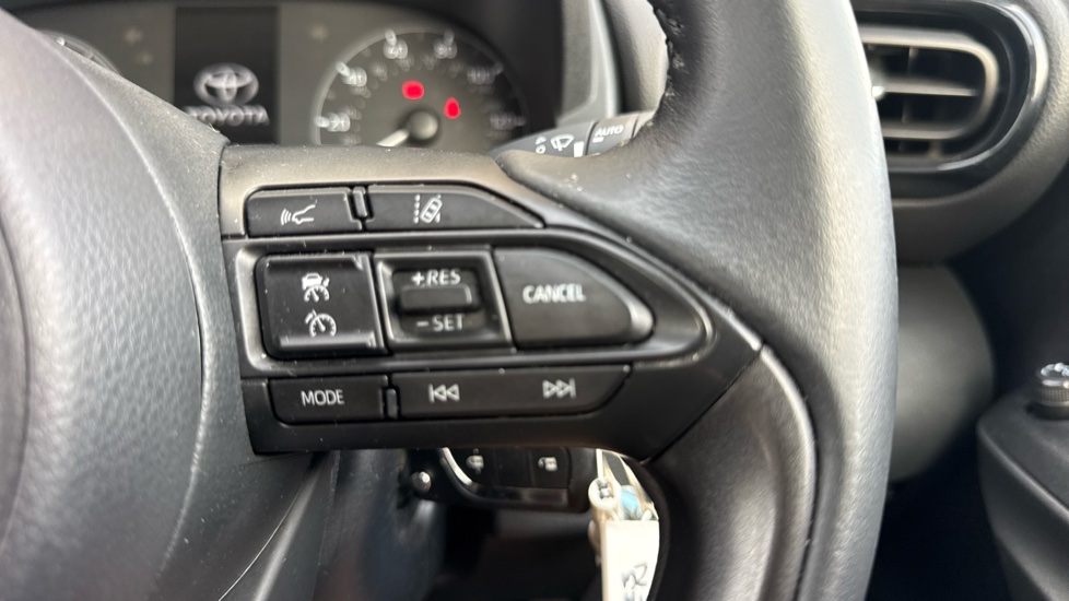 Toyota Yaris 1.5 Hybrid Icon 5dr CVT Hybrid Hatchback - Image 31