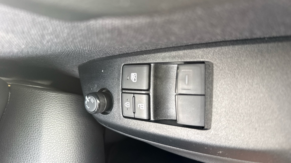 Toyota Yaris 1.5 Hybrid Icon 5dr CVT Hybrid Hatchback - Image 32