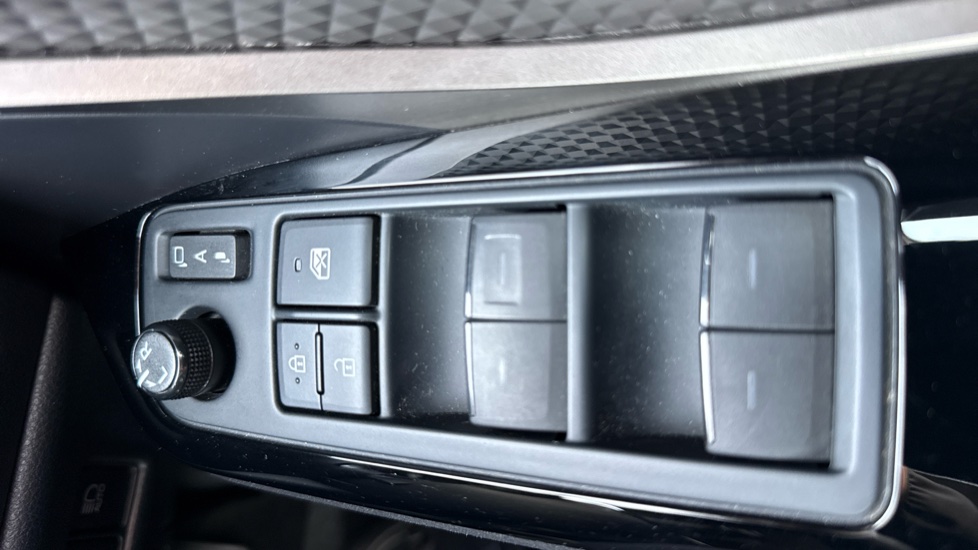 Toyota C-HR 1.8 Hybrid Excel 5dr CVT Hybrid Hatchback - Image 32