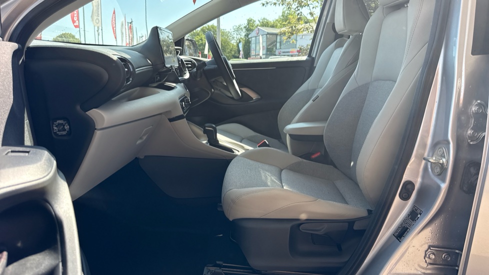 Toyota Yaris 1.5 Hybrid Excel 5dr CVT Hybrid Hatchback - Image 5