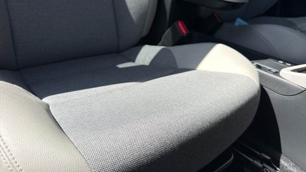 Toyota Yaris 1.5 Hybrid Excel 5dr CVT Hybrid Hatchback - Image 17