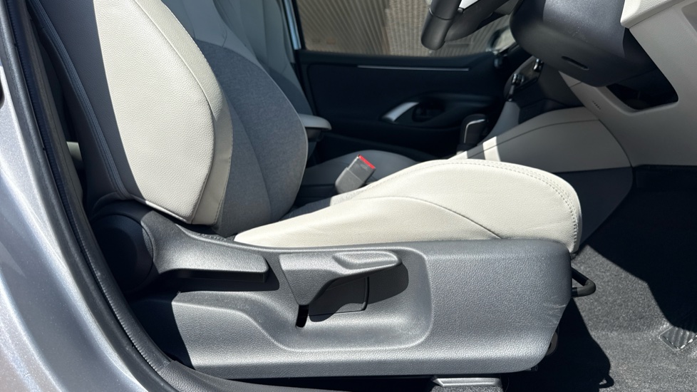 Toyota Yaris 1.5 Hybrid Excel 5dr CVT Hybrid Hatchback - Image 30