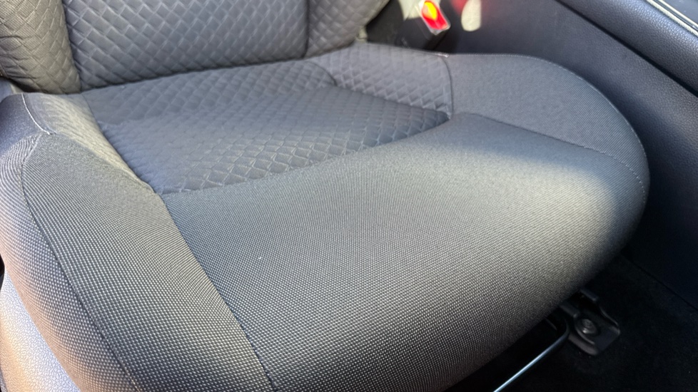 Toyota C-HR 1.8 Hybrid Icon 5dr CVT Hybrid Hatchback - Image 17