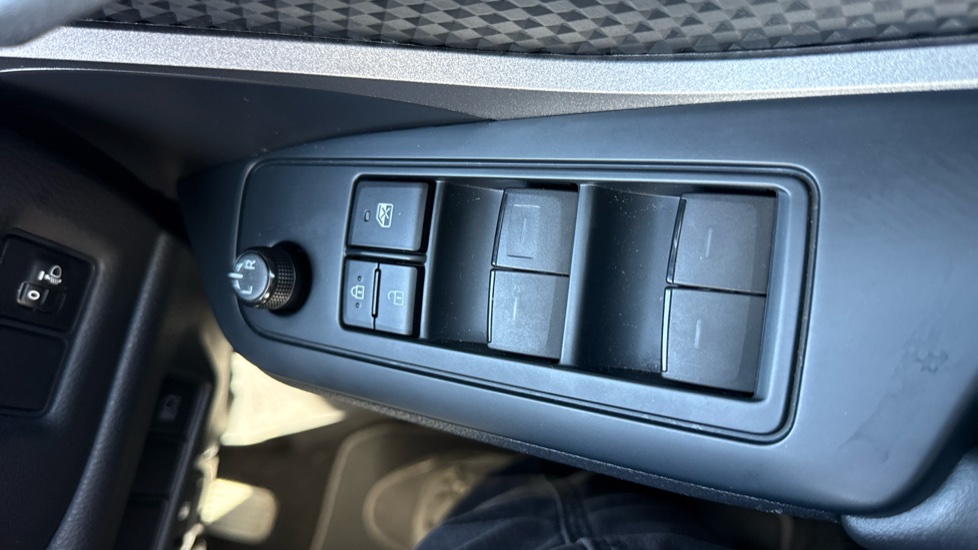 Toyota C-HR 1.8 Hybrid Icon 5dr CVT Hybrid Hatchback - Image 31