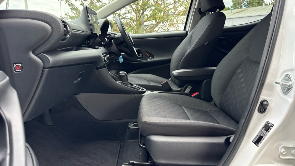 Toyota Yaris 1.5 Hybrid Design 5dr CVT Hybrid Hatchback - Image 5