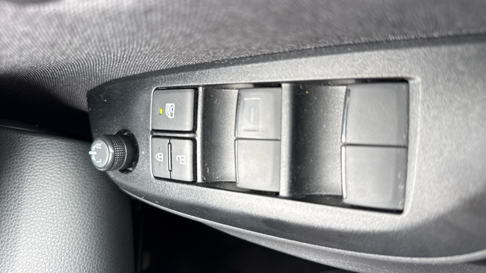 Toyota Yaris 1.5 Hybrid Design 5dr CVT Hybrid Hatchback - Image 31
