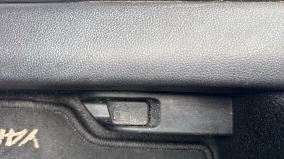 Toyota Yaris 1.5 Hybrid Design 5dr CVT Hybrid Hatchback - Image 46