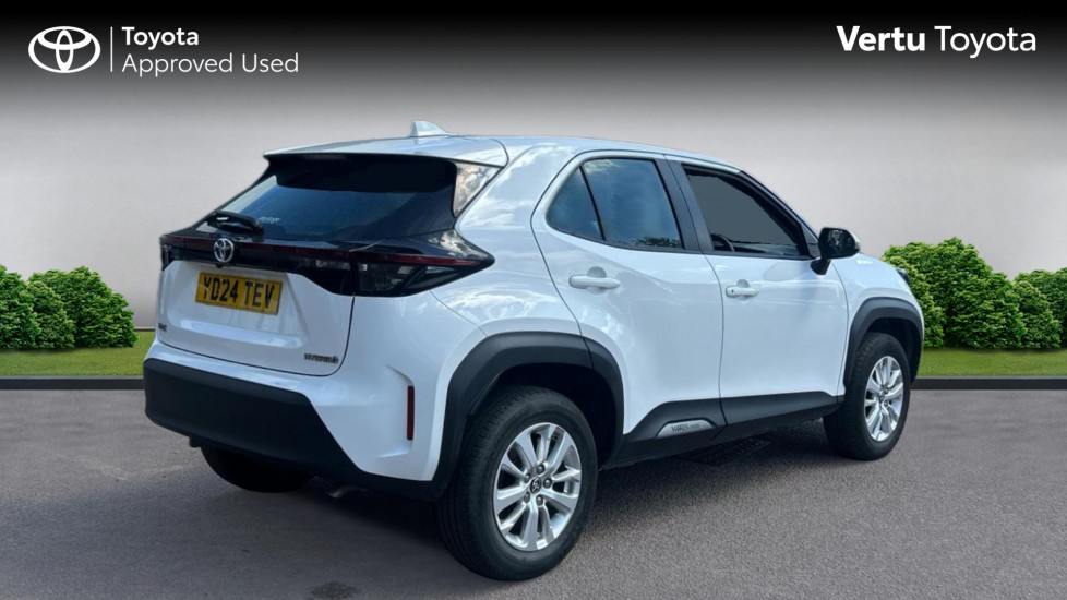 Toyota Yaris Cross 1.5 Hybrid Icon 5dr CVT Hybrid Estate - Image 2