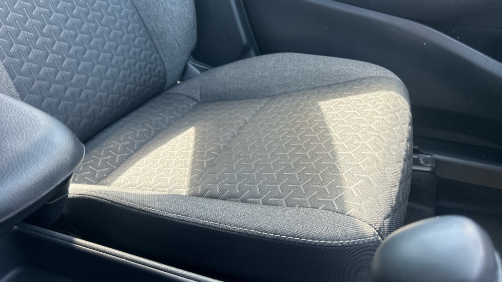 Toyota Yaris Cross 1.5 Hybrid Icon 5dr CVT Hybrid Estate - Image 17
