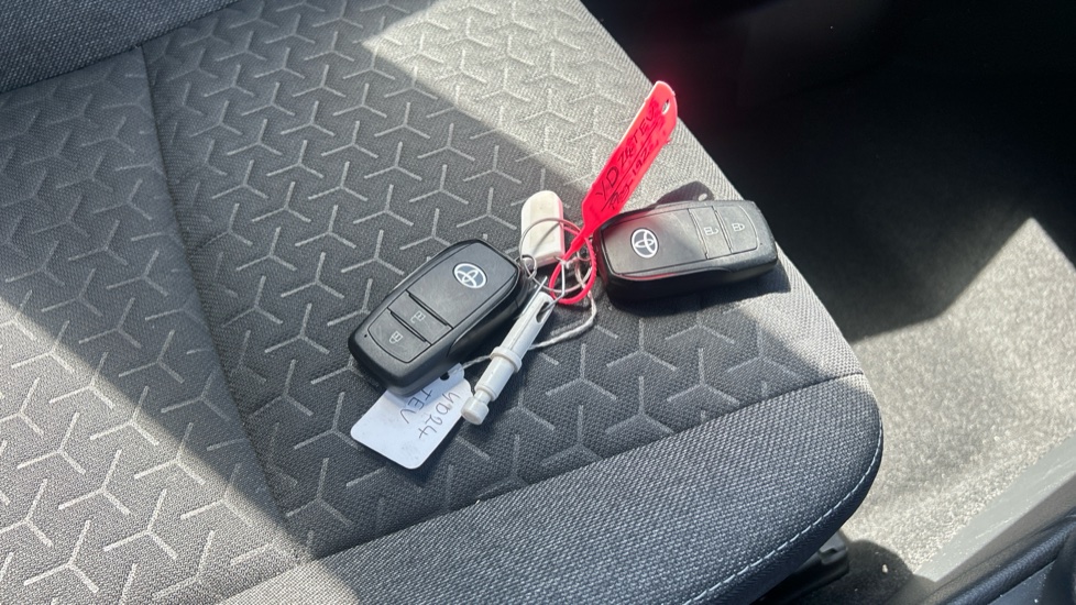 Toyota Yaris Cross 1.5 Hybrid Icon 5dr CVT Hybrid Estate - Image 28
