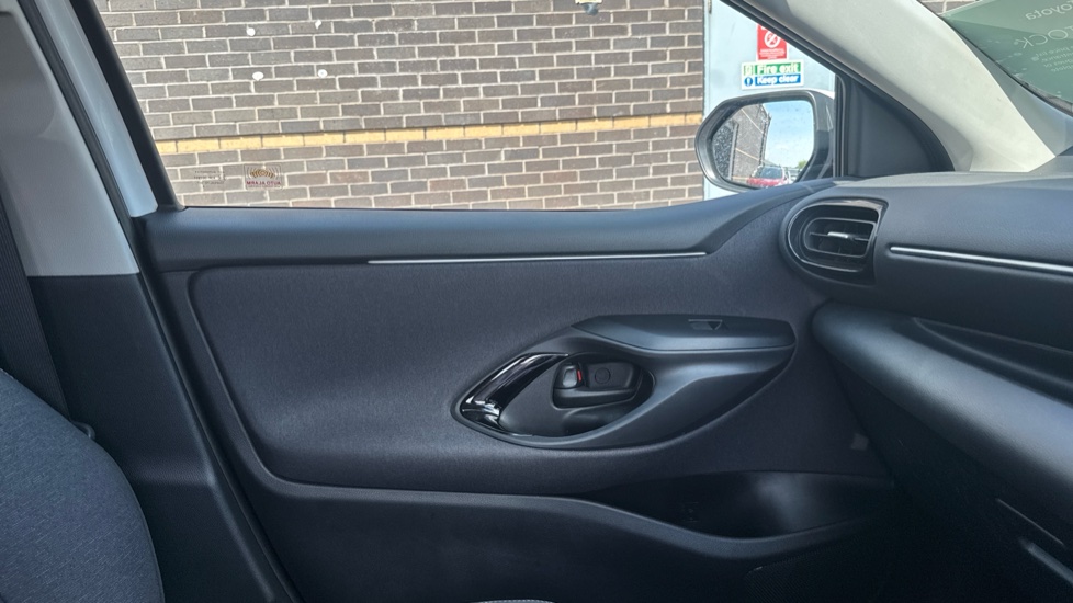 Toyota Yaris 1.5 Hybrid Design 5dr CVT Hybrid Hatchback - Image 30