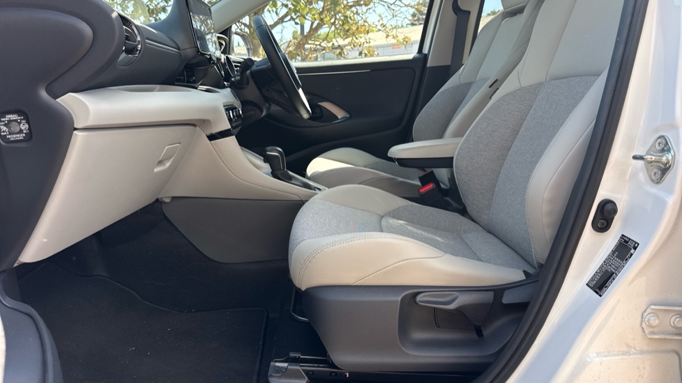 Toyota Yaris 1.5 Hybrid Excel 5dr CVT Hybrid Hatchback - Image 5