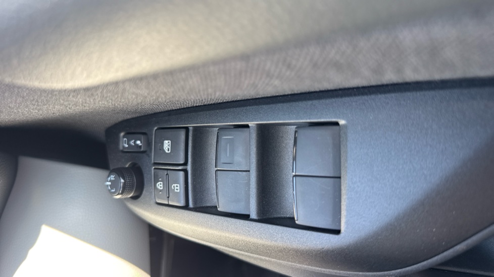 Toyota Yaris 1.5 Hybrid Excel 5dr CVT Hybrid Hatchback - Image 31
