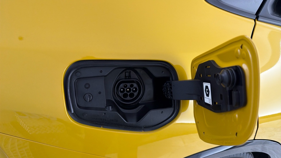 Toyota Prius 2.0 PHEV Excel 5dr CVT Hatchback - Image 23