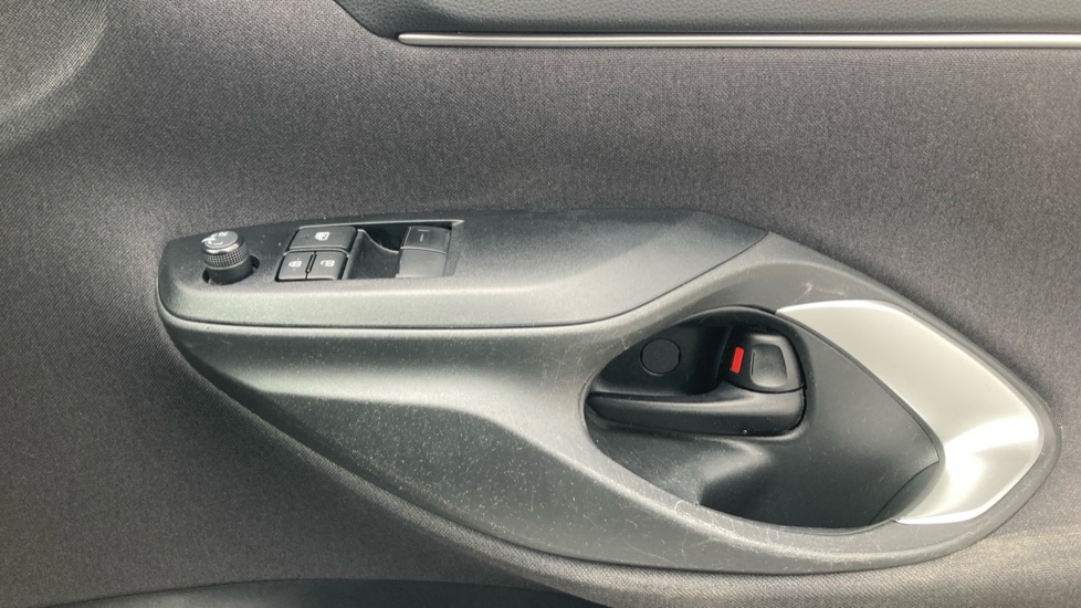 Toyota Yaris 1.5 Hybrid Icon 5dr CVT Hybrid Hatchback - Image 30