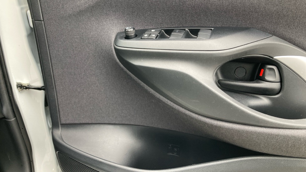 Toyota Yaris 1.5 Hybrid Design 5dr CVT Hybrid Hatchback - Image 20