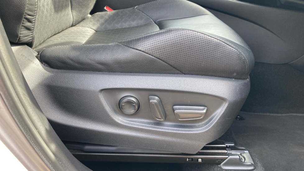 Toyota C-HR 1.8 Hybrid Dynamic 5dr CVT Hybrid Hatchback - Image 17