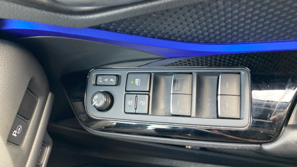 Toyota C-HR 1.8 Hybrid Dynamic 5dr CVT Hybrid Hatchback - Image 31
