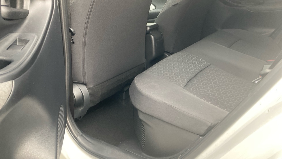 Toyota Yaris Cross 1.5 Hybrid Design 5dr CVT Hybrid Estate - Image 15