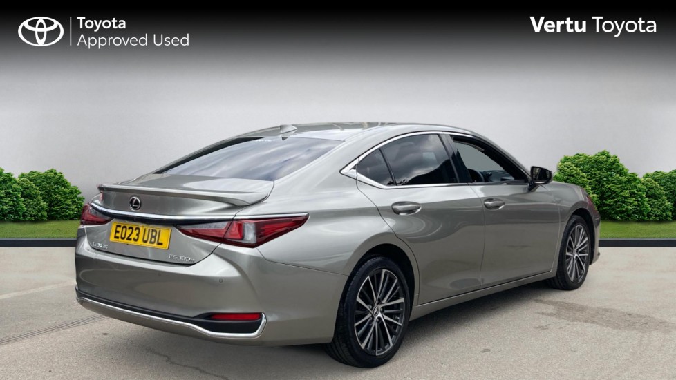 Lexus ES 300h 2.5 4dr CVT Premium Edition Hybrid Saloon - Image 2