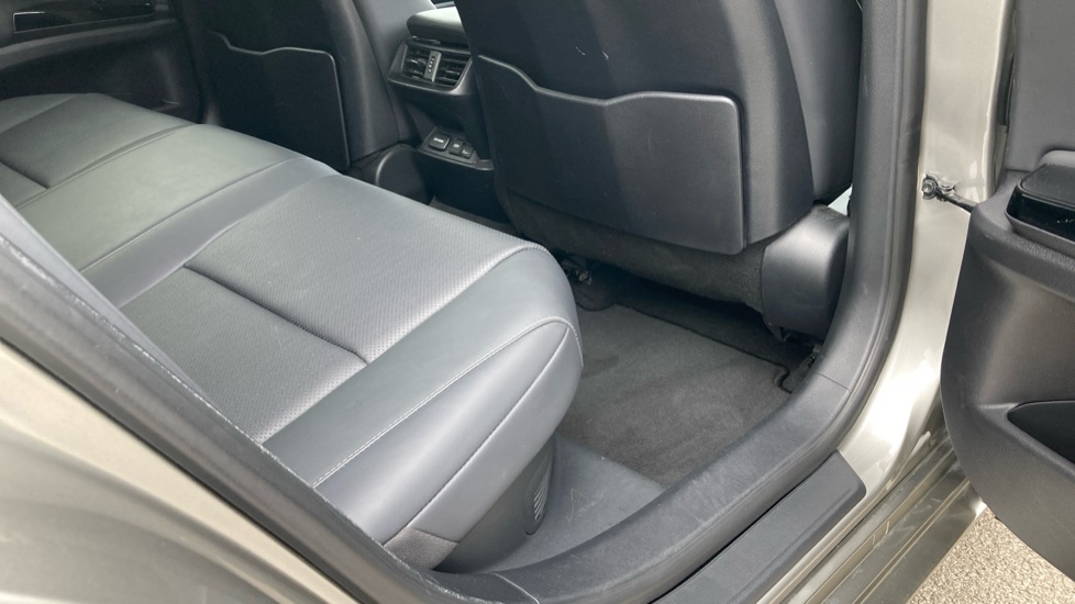 Lexus ES 300h 2.5 4dr CVT Premium Edition Hybrid Saloon - Image 8