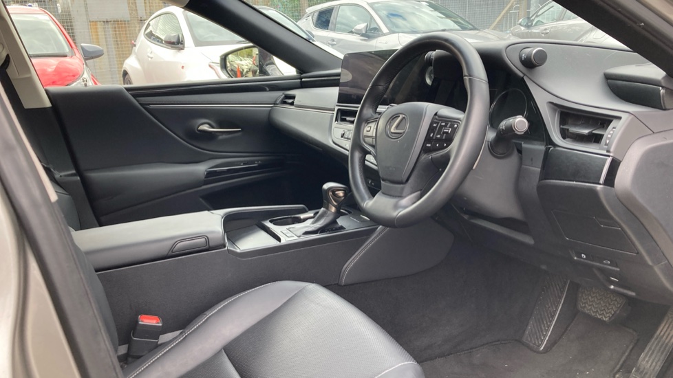 Lexus ES 300h 2.5 4dr CVT Premium Edition Hybrid Saloon - Image 12