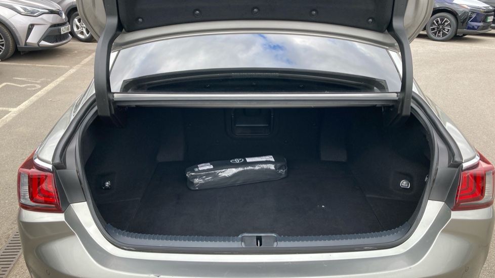Lexus ES 300h 2.5 4dr CVT Premium Edition Hybrid Saloon - Image 13