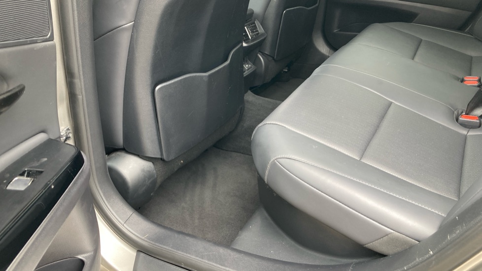Lexus ES 300h 2.5 4dr CVT Premium Edition Hybrid Saloon - Image 15