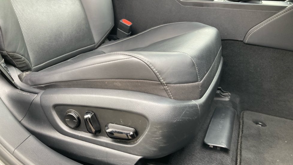 Lexus ES 300h 2.5 4dr CVT Premium Edition Hybrid Saloon - Image 17