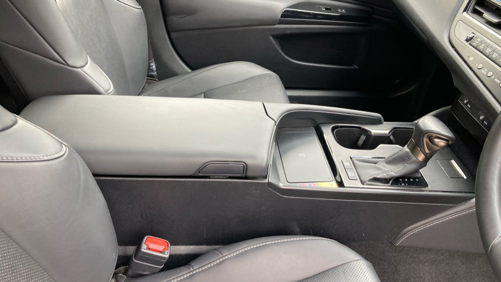 Lexus ES 300h 2.5 4dr CVT Premium Edition Hybrid Saloon - Image 18