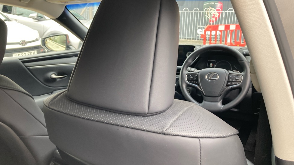 Lexus ES 300h 2.5 4dr CVT Premium Edition Hybrid Saloon - Image 19
