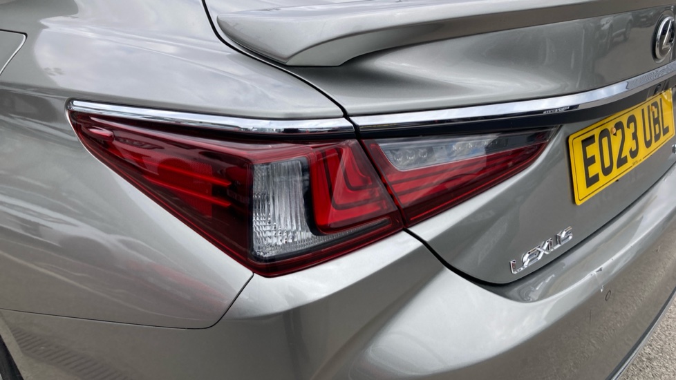 Lexus ES 300h 2.5 4dr CVT Premium Edition Hybrid Saloon - Image 21