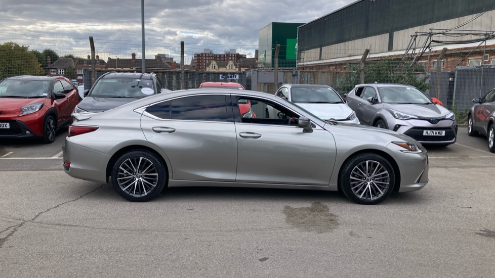 Lexus ES 300h 2.5 4dr CVT Premium Edition Hybrid Saloon - Image 23