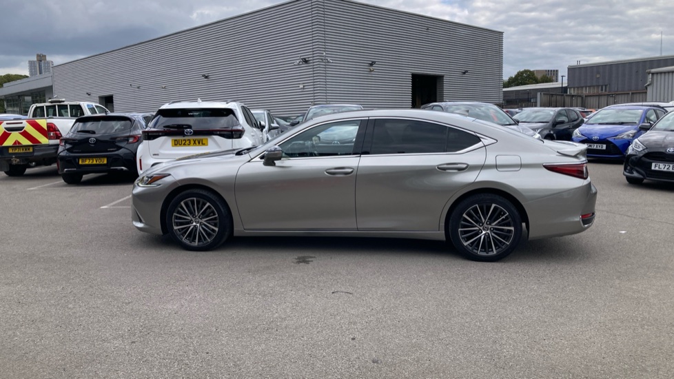 Lexus ES 300h 2.5 4dr CVT Premium Edition Hybrid Saloon - Image 24