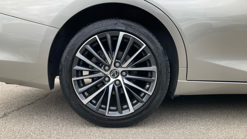 Lexus ES 300h 2.5 4dr CVT Premium Edition Hybrid Saloon - Image 25