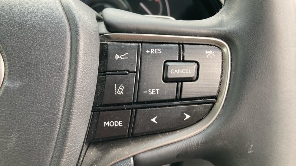 Lexus ES 300h 2.5 4dr CVT Premium Edition Hybrid Saloon - Image 31