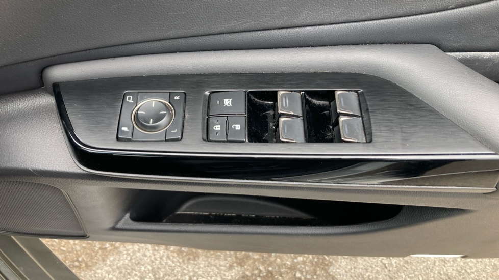 Lexus ES 300h 2.5 4dr CVT Premium Edition Hybrid Saloon - Image 32