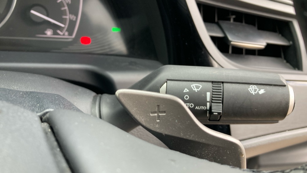 Lexus ES 300h 2.5 4dr CVT Premium Edition Hybrid Saloon - Image 33