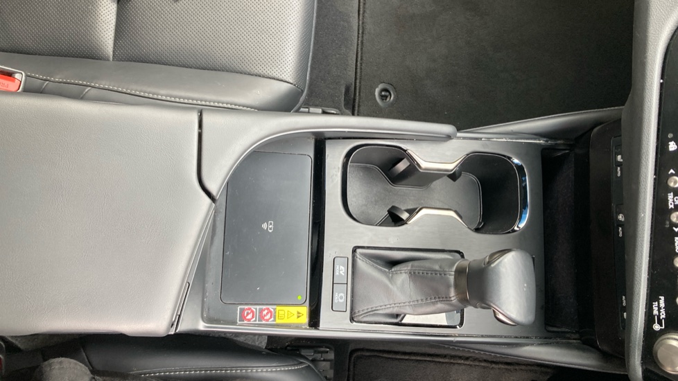 Lexus ES 300h 2.5 4dr CVT Premium Edition Hybrid Saloon - Image 37