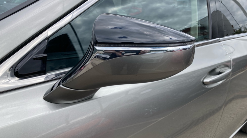 Lexus ES 300h 2.5 4dr CVT Premium Edition Hybrid Saloon - Image 47