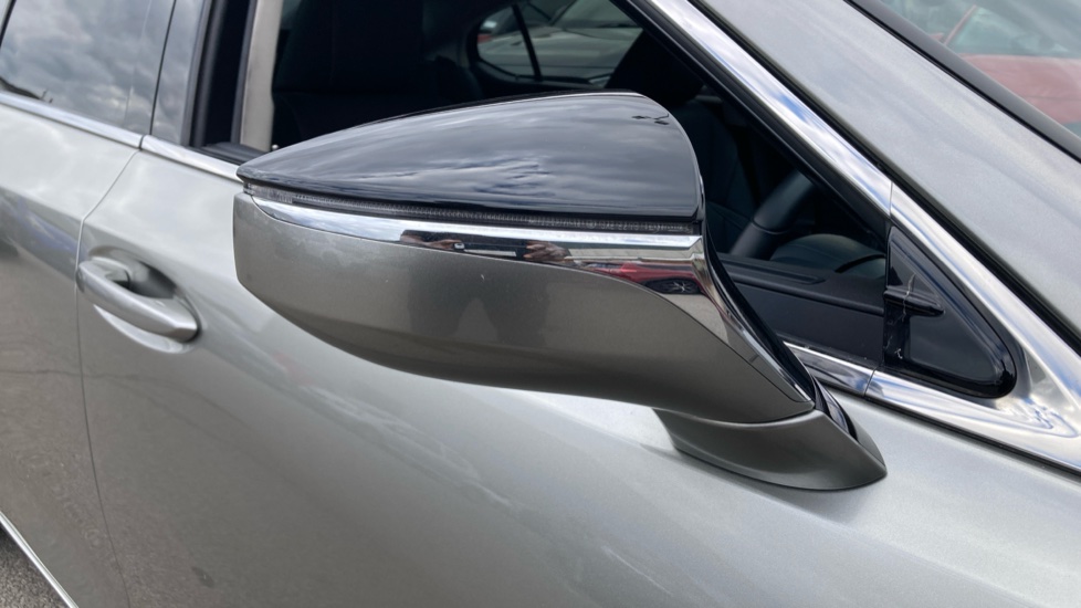 Lexus ES 300h 2.5 4dr CVT Premium Edition Hybrid Saloon - Image 48