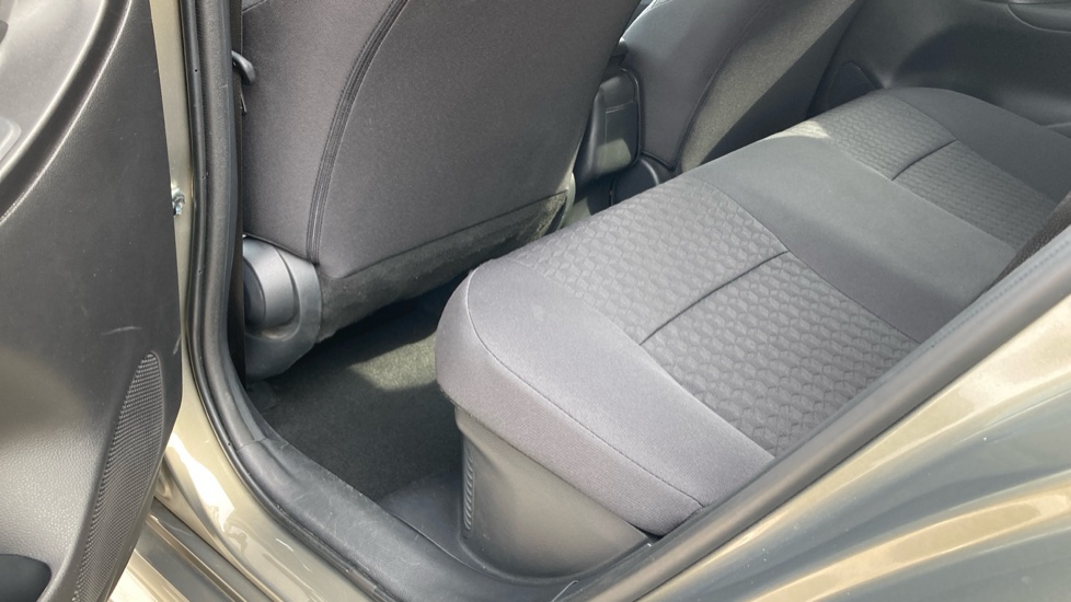 Toyota Yaris 1.5 Hybrid Design 5dr CVT Hybrid Hatchback - Image 15