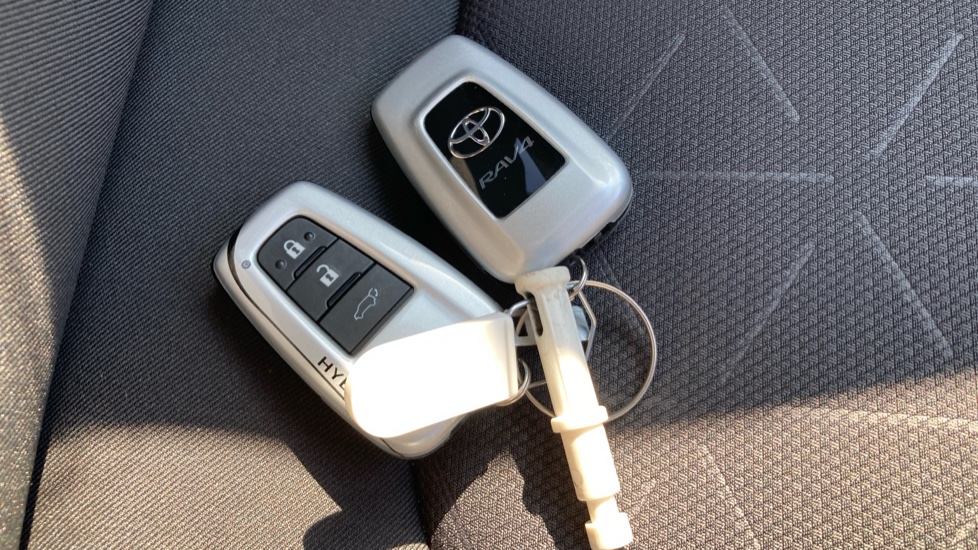 Toyota RAV4 2.5 VVT-i Hybrid Design 5dr CVT 2WD Hybrid Estate - Image 28