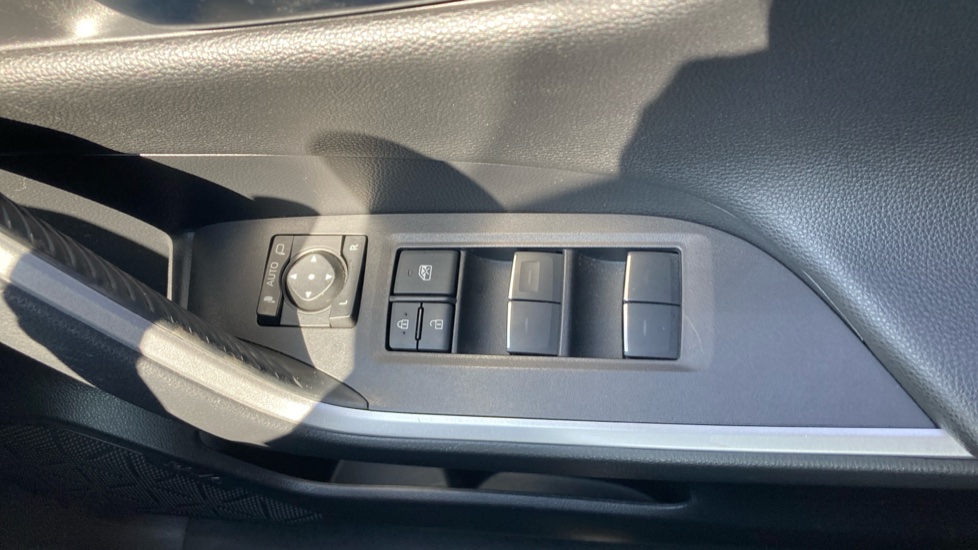 Toyota RAV4 2.5 VVT-i Hybrid Design 5dr CVT 2WD Hybrid Estate - Image 29