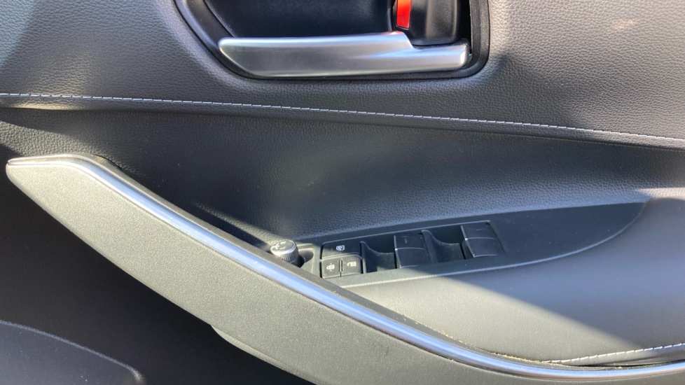 Toyota Corolla 2.0 Hybrid Design 5dr CVT Hybrid Hatchback - Image 29