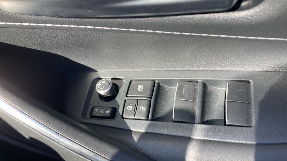 Toyota Corolla 2.0 Hybrid Design 5dr CVT Hybrid Hatchback - Image 31